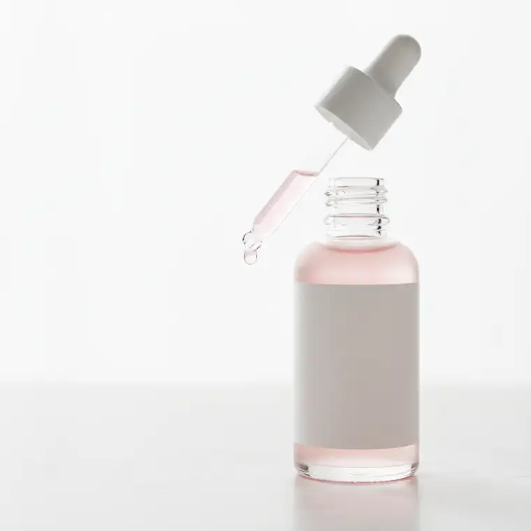 Właściciel sklepu z kosmetykami analizuje w WooCommerce opłacalność darmowej dostawy, przeglądając statystyki marży, AOV i kosztów wysyłki